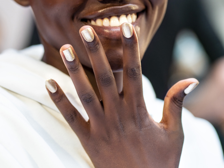 Model mit Chrome Nails