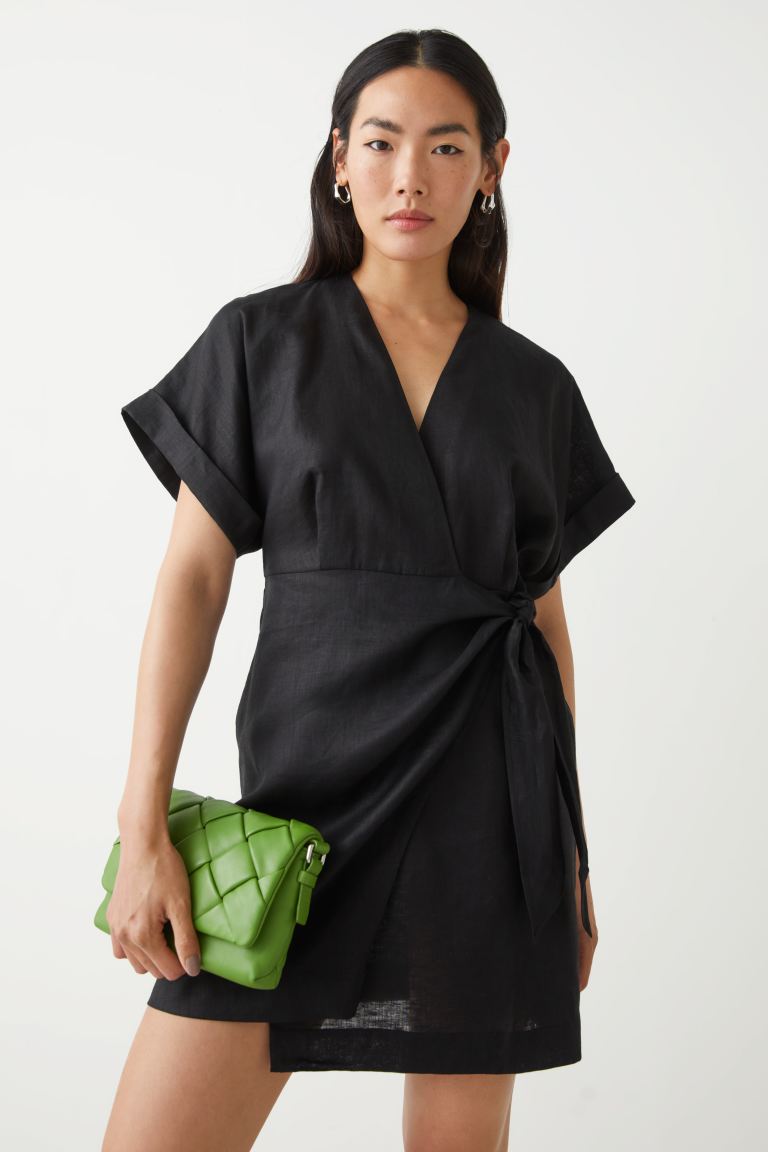 Wickel-Minikleid aus Leinen &other stories schwarz