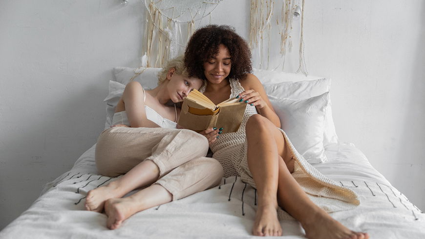 Bücher-Trends 2023: Die 3 Liebesromane lassen euer Herz garantiert höherschlagen