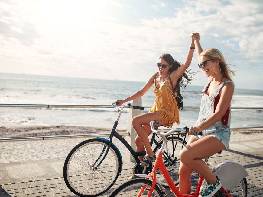 zwei Frauen fahren Fahrrad haben Spaß