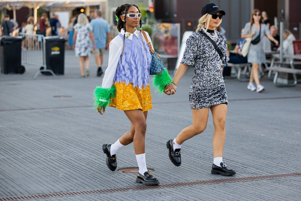 zwei Frauen tragen Loafer Kopenhagen Fashion Week Streetstyle