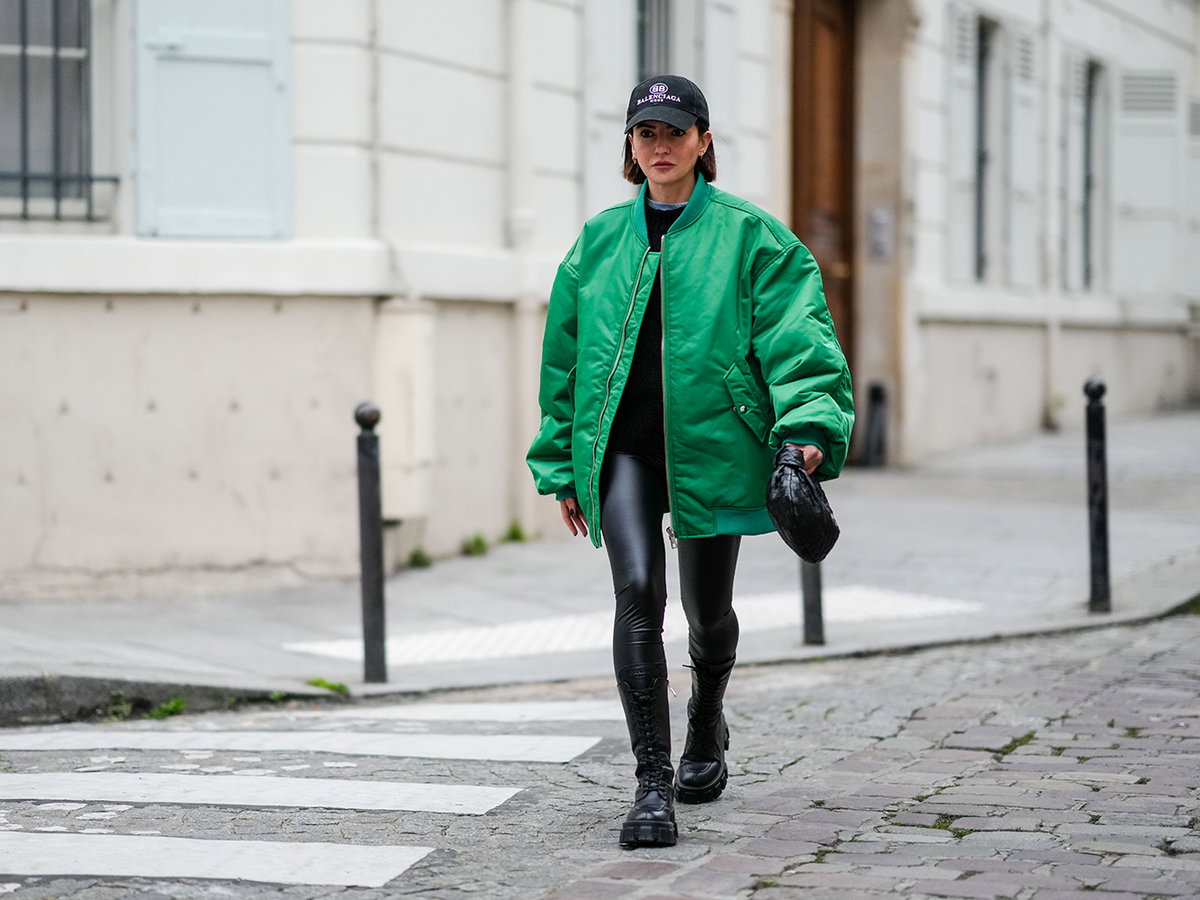 Alexandra Pereira in grüner Bomberjacke