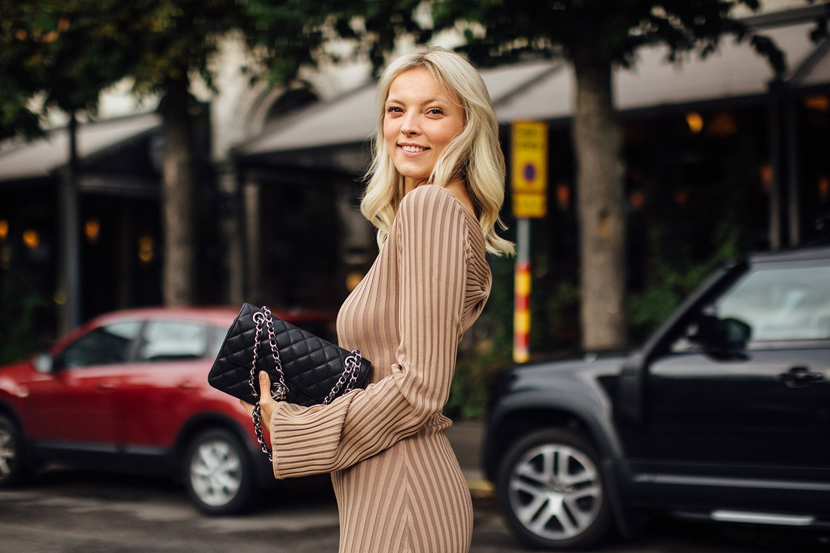Frau in braunem Strickkleid
