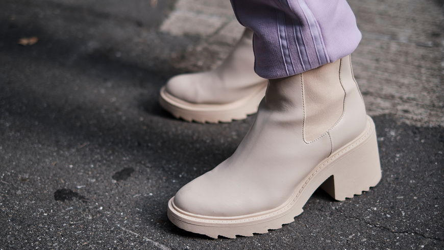 Schuh-Trends 2022: Die cremefarbenen Stiefel von Tamaris sind das Go-to-Piece im Herbst