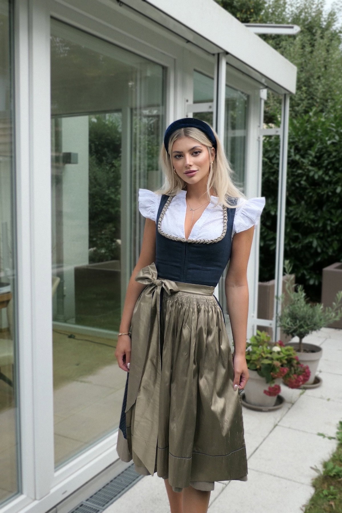 Dirndl kombinieren: Frau in blauer Tracht