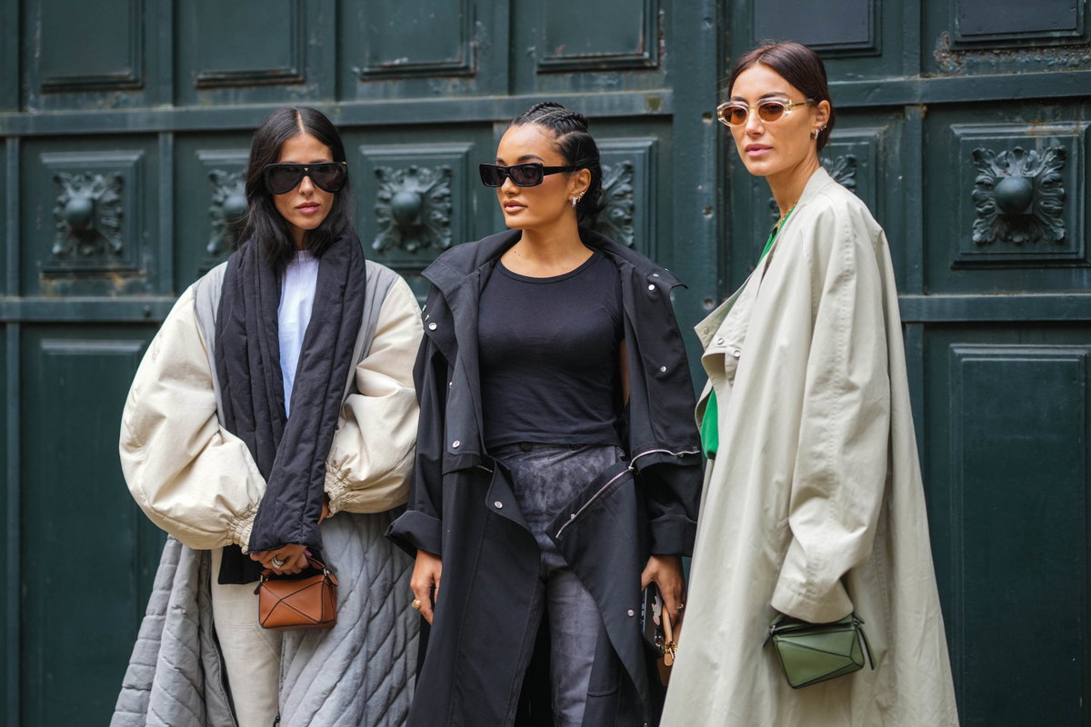 Frauen tragen Herbst-Outfits