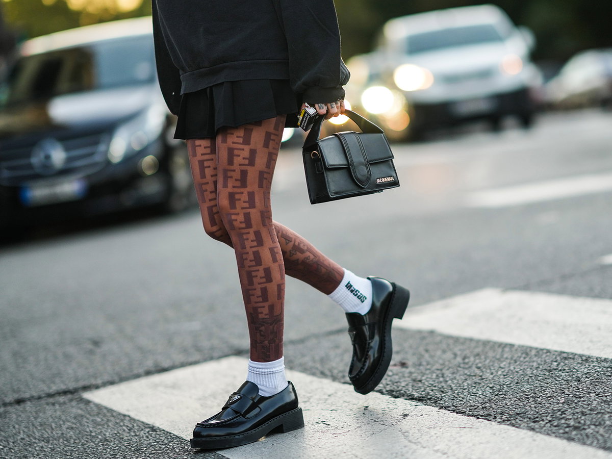 Frau in Strumpfhose mit Loafern von Prada