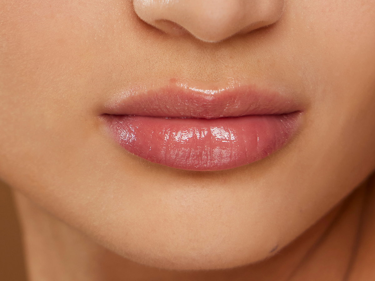 ... also schnapp dir deinen Lieblingslipgloss und mach dich bereit, diesen einzigartigen Look auszuprobieren. Wir haben alle Infos!