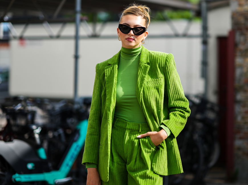 Frau trägt grünen Anzug Kord und grünen Rollkragenpullover Copenhagen Fashion Week