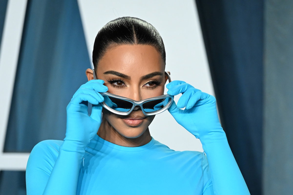 Die Fashionista im hellblauen Neon-Kleid im Jahr 2022 auf der Vanity Fair Oscars After-Party.