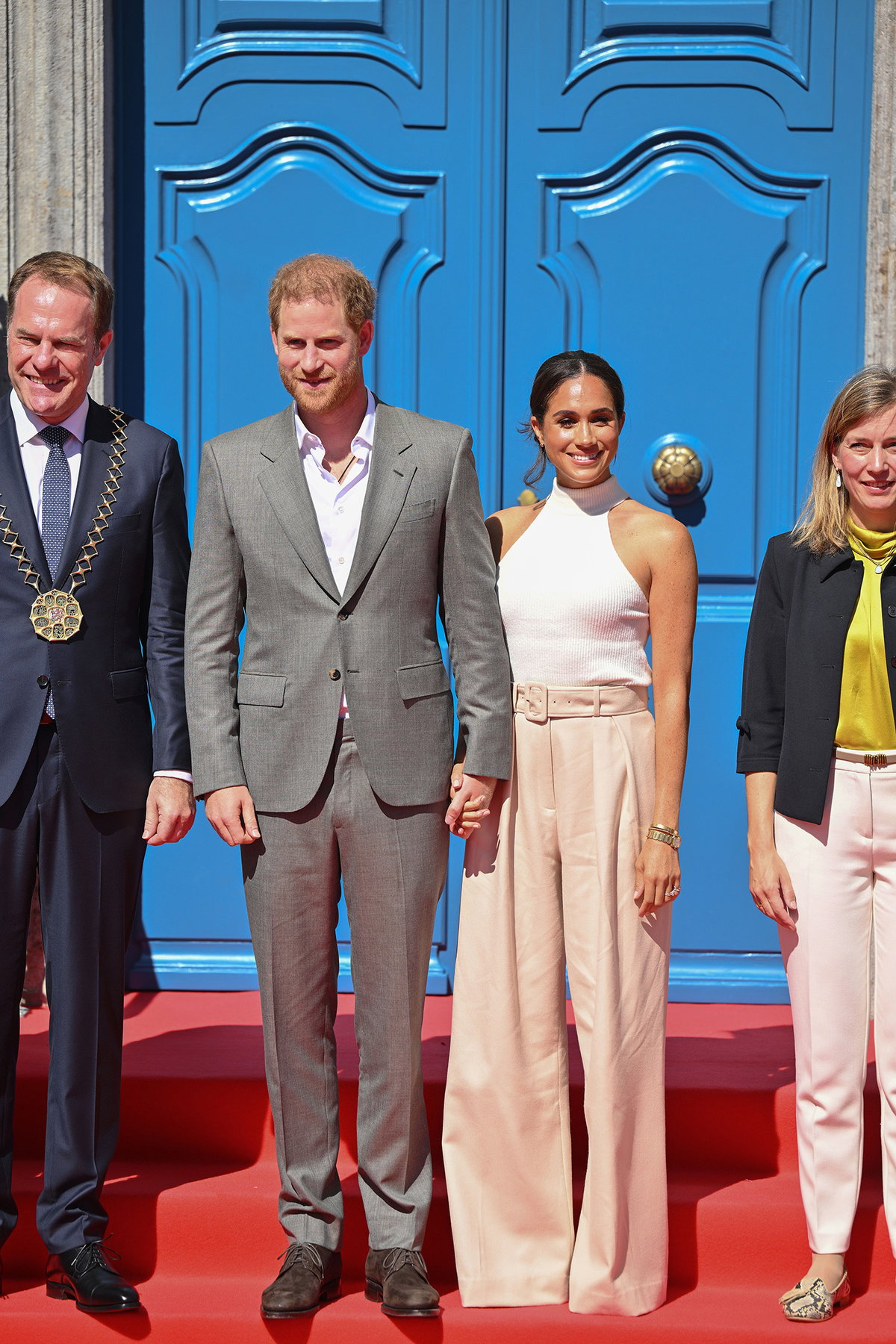 Beim vergangenen Besuch in Deutschland präsentierte sich Meghan Markle wie immer stilvoll und bewies einmal mehr, dass sie den Titel als Fashion-Vorbild verdient hat. Ihre hochgeschnittene Marlenehose sorgte für endlos Beine und der integrierte Gürtel akzentuierte gekonnt ihre Taille. Wir merken uns ihren Look auf jeden Fall vor!