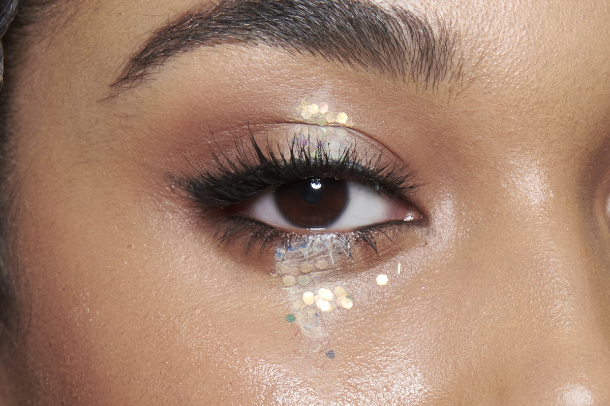 Ein Wimpern Curler ist eine großartige Alternative zu einem professionellen Wimpernlifting, wie du im Artikel genauer erfährst.