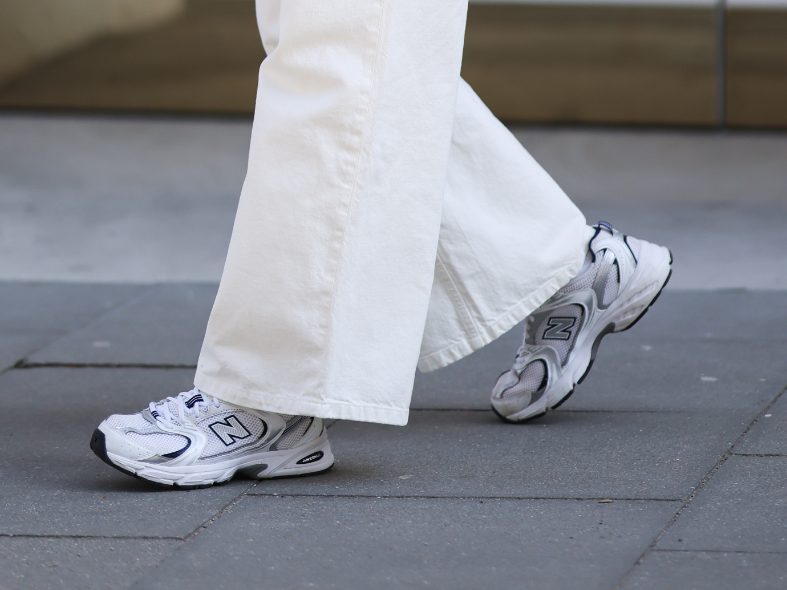 Weiß-graue Sneaker