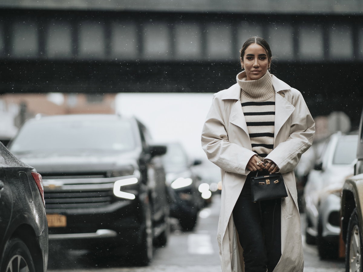 New York Fashion Week Streetstyle Frau trägt Pullover