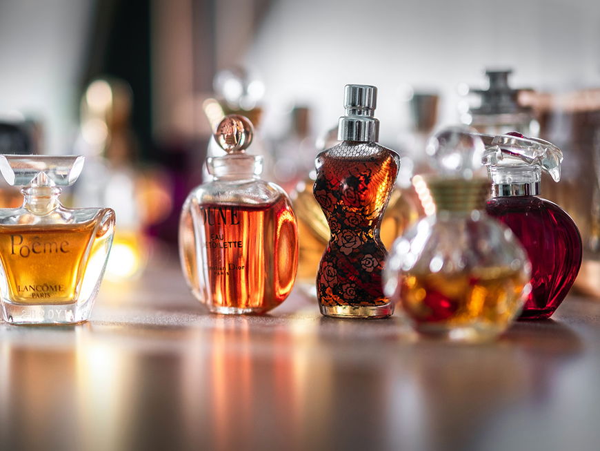 Verschiedene Parfumflacons