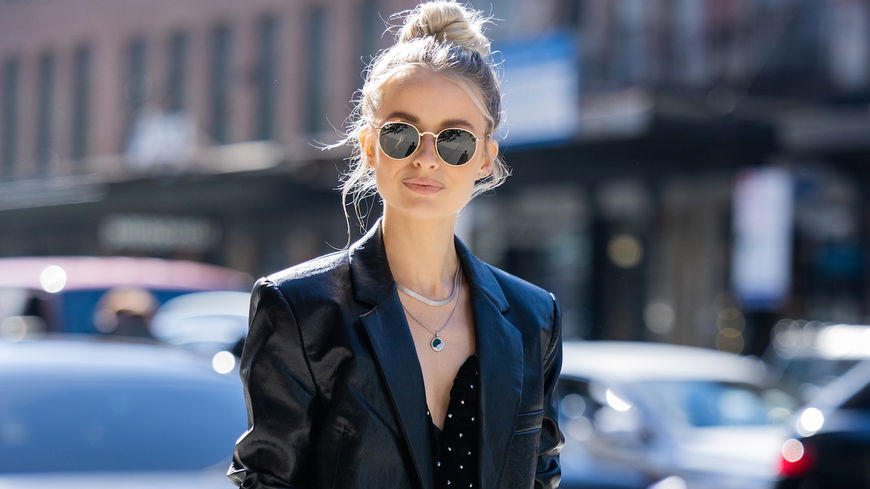 Winter-Trends 2022: Stylische Frauen tragen diese 4 Lederblazer jetzt rauf und runter