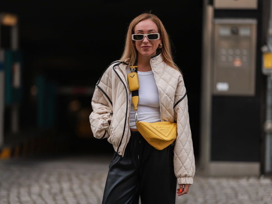 Sonia Lyson trägt beige Steppjacke Streetstyle