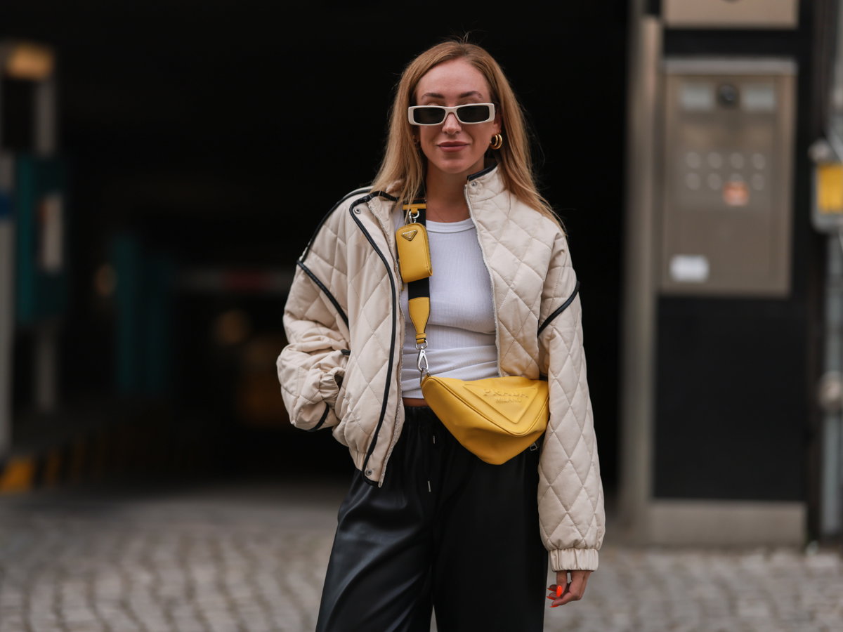 Sonia Lyson trägt beige Steppjacke Streetstyle