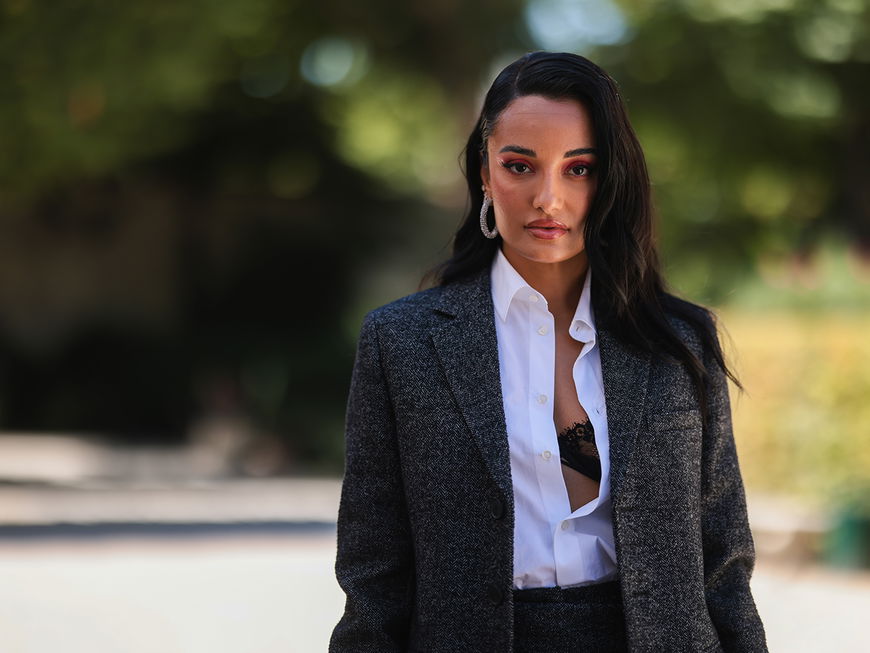 Amina Muddi mit einem Spitzen-BH