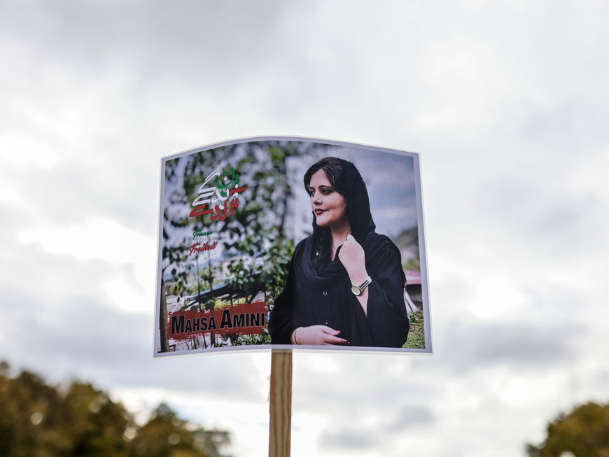 Banner getötete Mahsa Amini Iran Proteste Bewegung