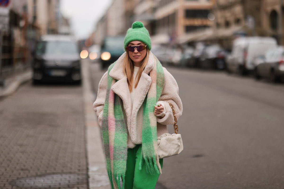 Frau trägt Teddyjacke