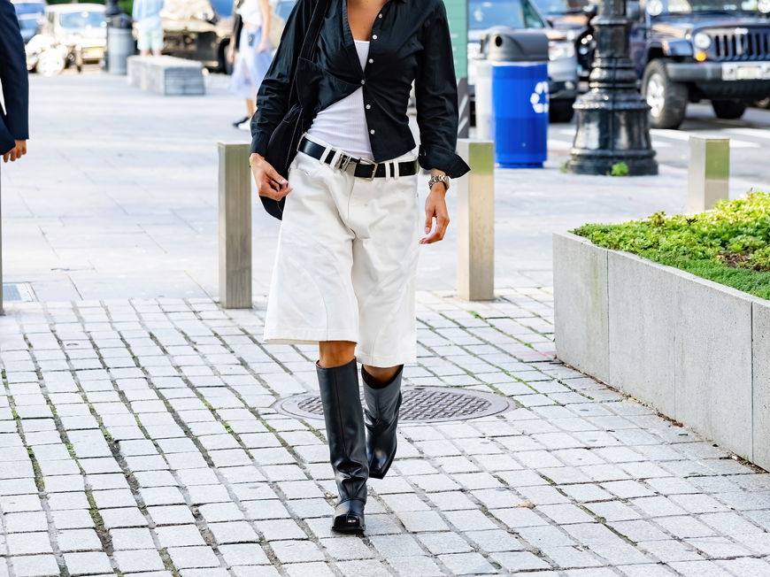 Bella Hadid trägt schwarzen Stiefel weiße Shorts