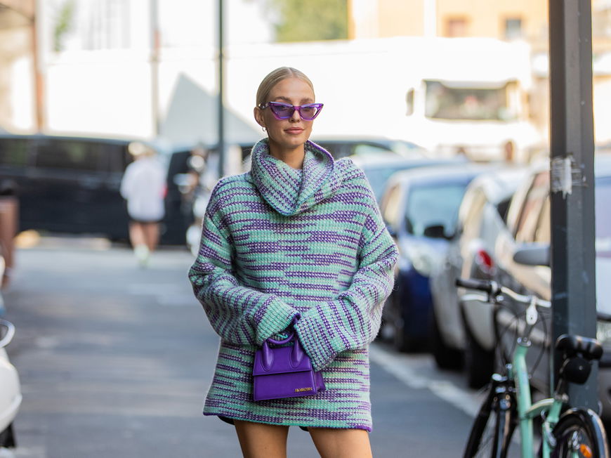 Leonie Hanne mit einem bunten Strickkleid