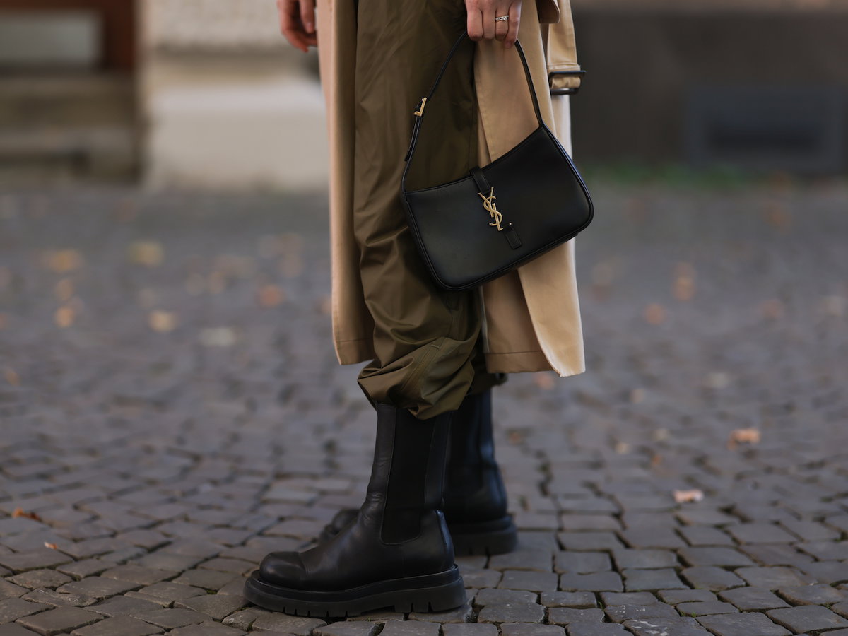 Frau trägt schwarze Chelsea Boots
