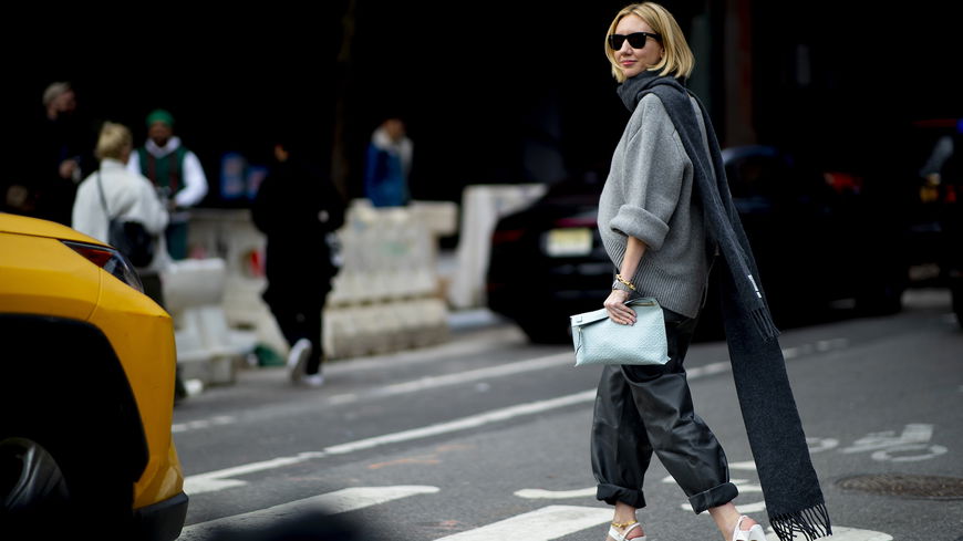 Winter-Outfits 2022: Das ist der kuscheligste Schal, den Fashionistas im Winter rauf und runter tragen