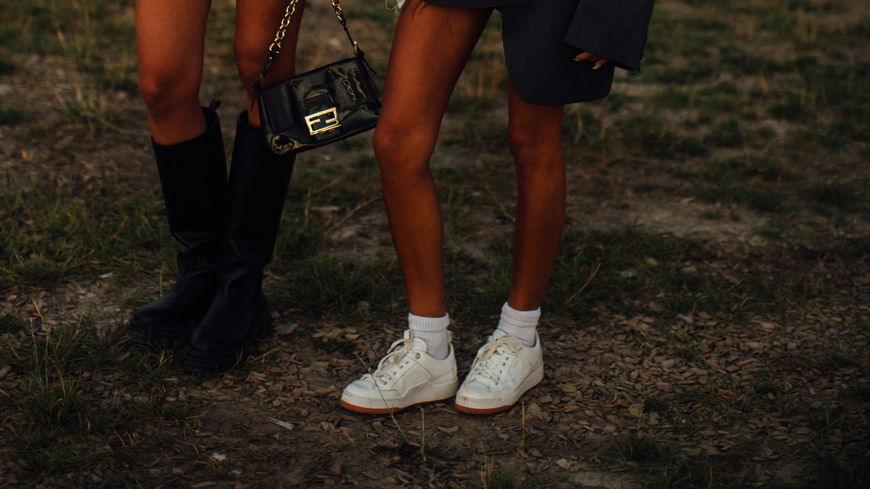 Ganz bestimmte Sneaker tragen wir auch an kalten Tagen – so stylen wir sie