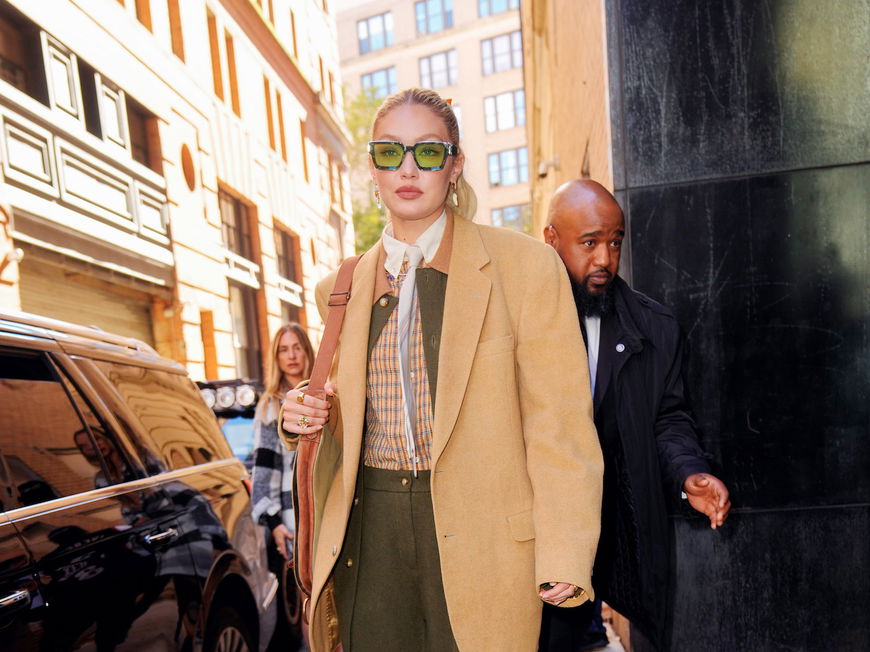 Winter-Outfits 2022: Gigi Hadid trägt den perfekten Blazer und wir stylen ihn sofort nach