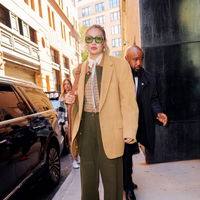 Gigi Hadid trägt den perfekten Blazer und wir stylen ihn sofort nach