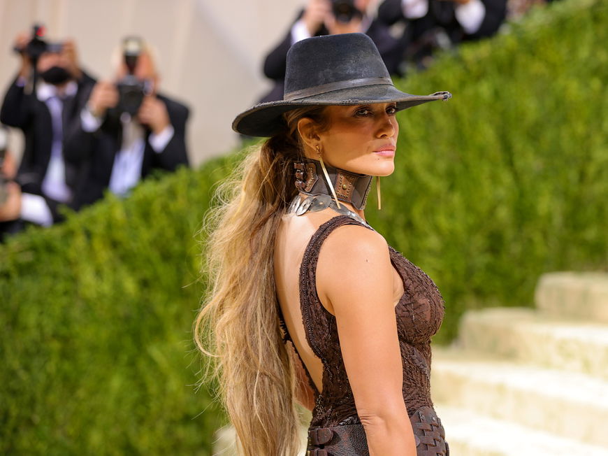 Jennifer Lopez Met Gala trägt Kleid und Hut