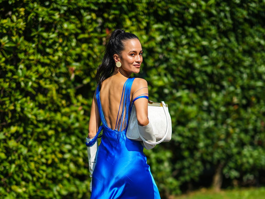 Frau in einem royalblauen Kleid