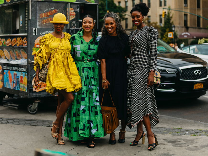 vier stylische Frauen in angesagten Looks