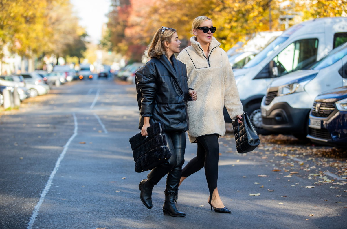 Frauen in Jacken