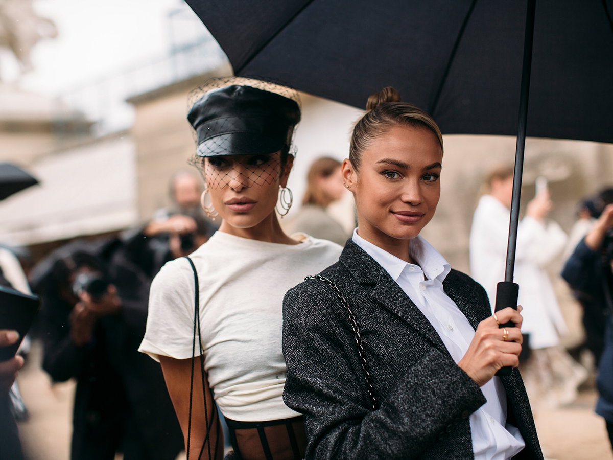 zwei stylische Frauen in schwarz-weißen Looks