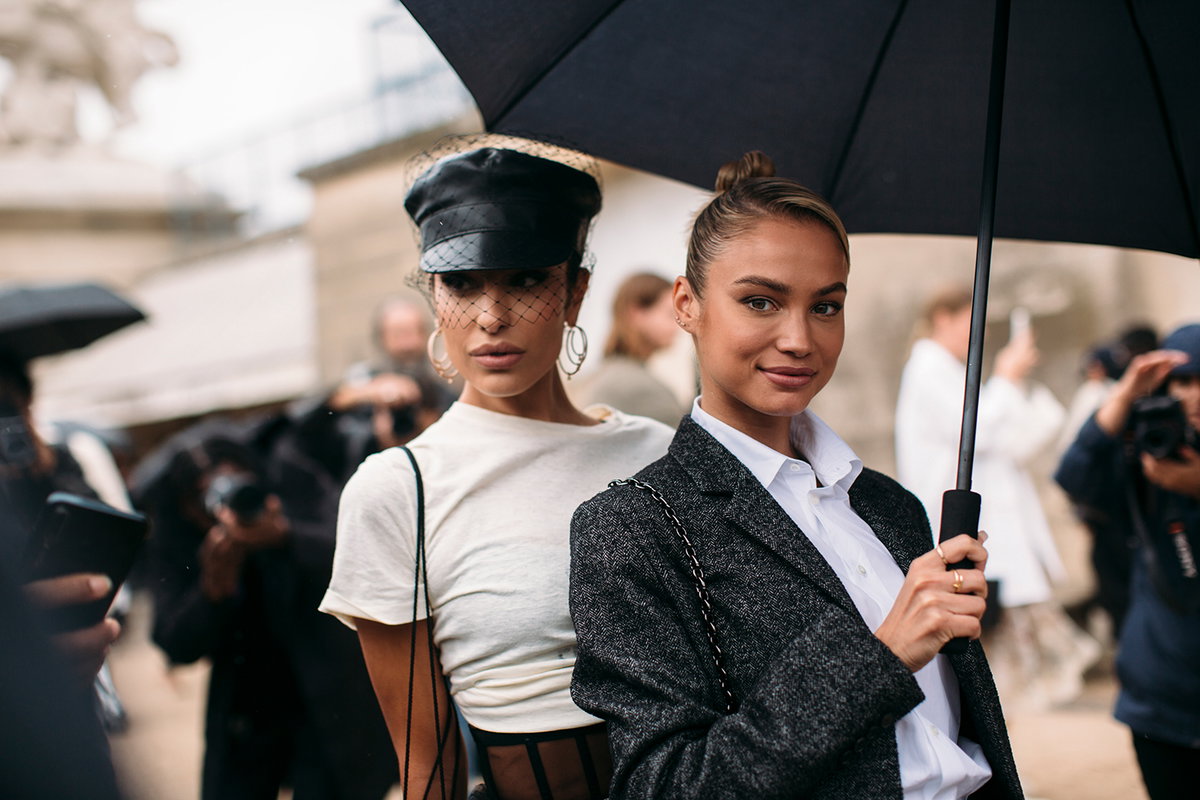 zwei stylische Frauen in schwarz-weißen Looks
