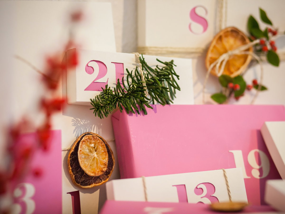 Adventskalender pink und weiß einzelne Päckchen