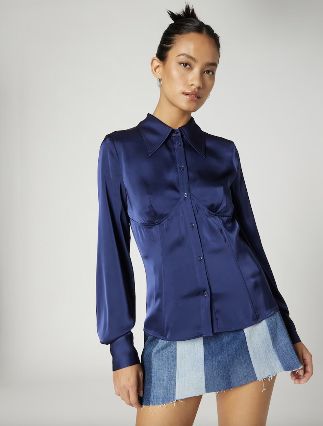 blaue Bluse aus Satin Bella Hadid About You