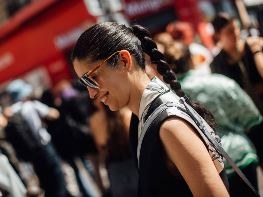Frisuren-Trends 2022: Der beliebte Scandi-Ponytail lässt euch sofort jünger aussehen