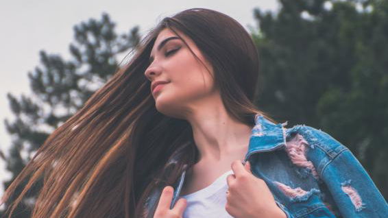 Wie eure Haare natürlichen Glanz erhalten 