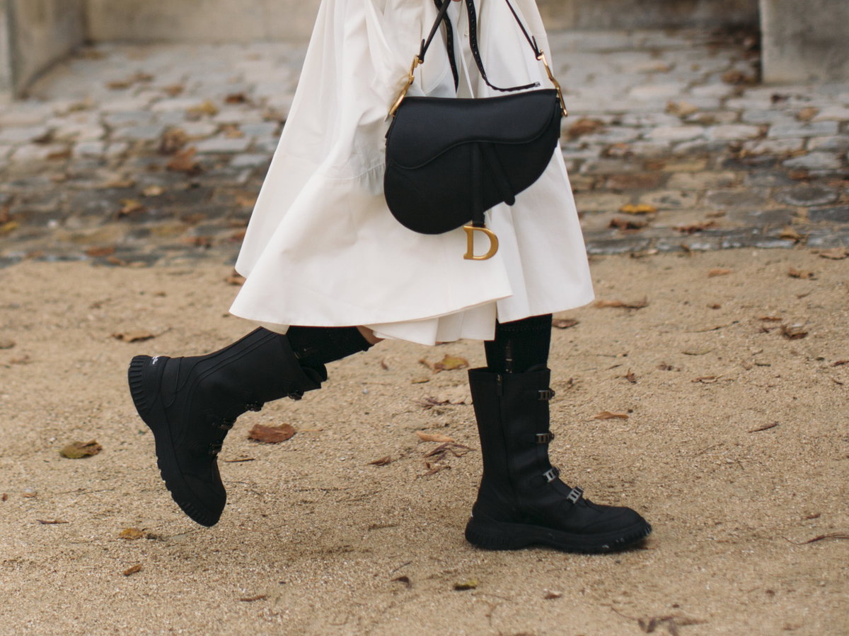 Frau trägt schwarze Stiefel