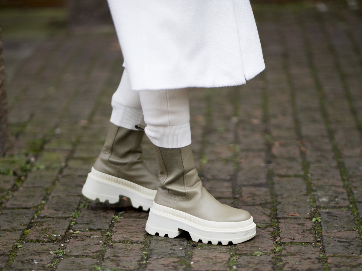Frau trägt Schuhe grün grau mit weißer Sohle