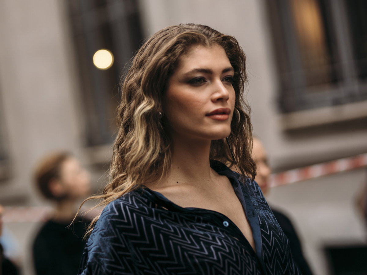 Frau trägt wellige Haare Streetstyle