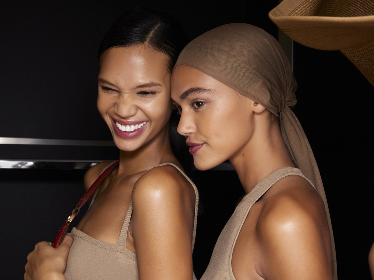 zwei Frauen Fashion Show lachen freuen sich Beauty