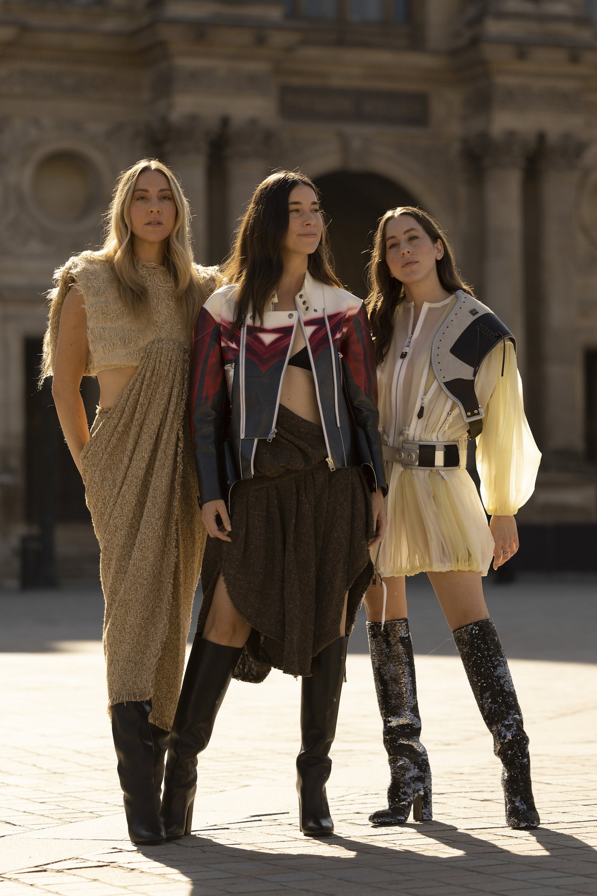 Drei Frauen in stylischen Outfits