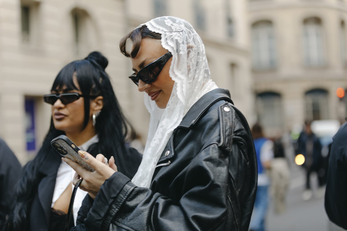 Kopfbedeckung aus Spitze im Neo-Gothic-Stil