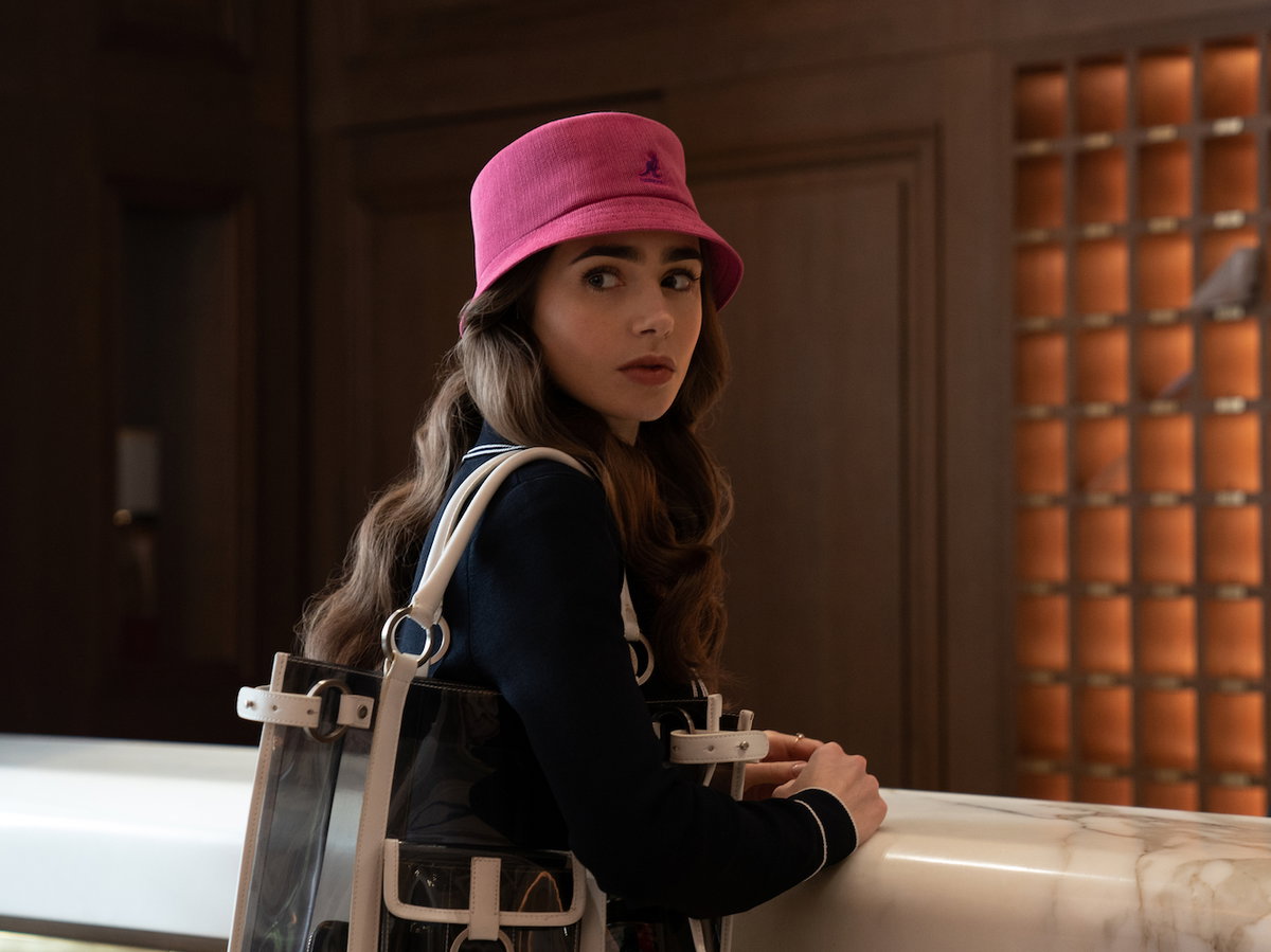 Emily in Paris Emily mit rosafarbenem Bucket Hat