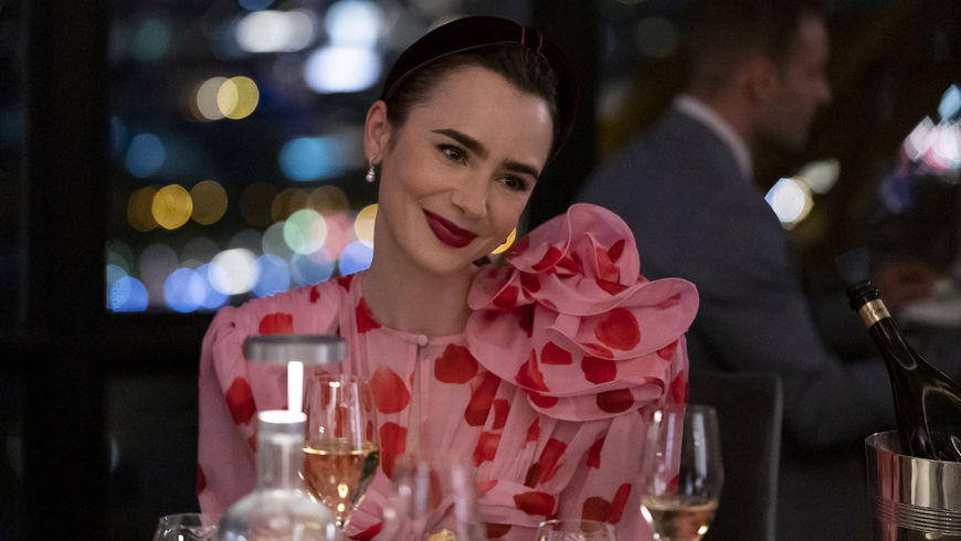 Den Pyjama von H&M trägt Emily aus "Emily in Paris" garantiert an Valentinstag